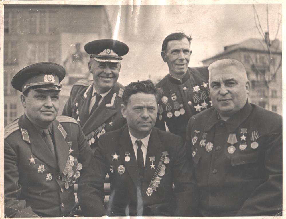 На  диване сидят (слева направо): Герой СССР - Г.М. Вожакин, полный кавалер ордена Славы - С.В. Фёдоров, Герой СССР - Н.И. Зиновьев. За ними стоят: Герой СССР - М.Я. Подшибякин и Полный кавалер ордена Славы - А.Я. Свинолупов - г. Тула, Площадь Победы, 1965 г.