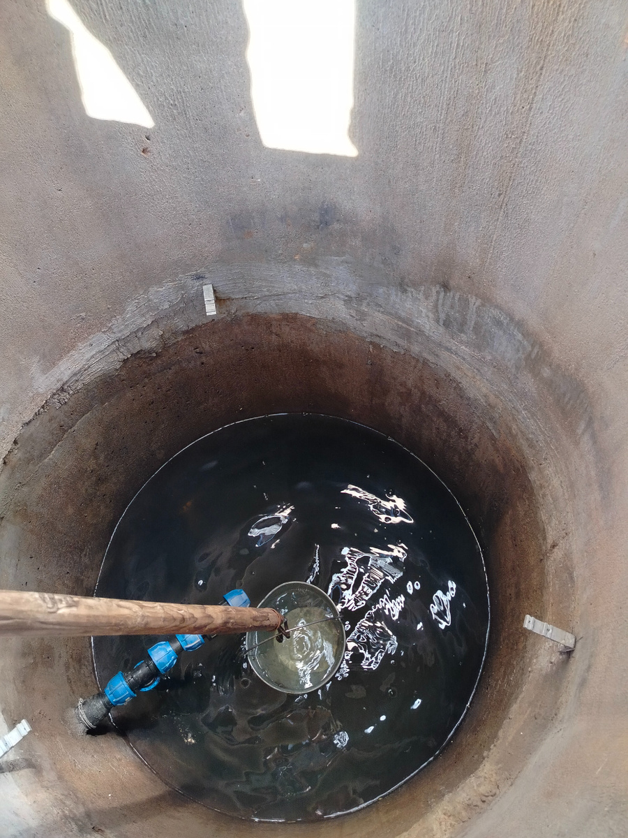 Надёжно. Ведро не соскочит, если его правильно зацепили