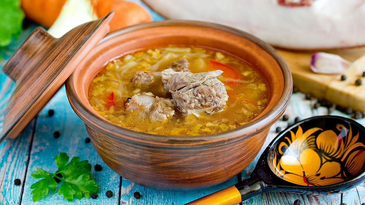 Источник фото: https://sport24.ru/lifestyle/article-shchi-klassicheskiy-retsept-istoriya-ingrediyenty-poshagovaya-instruktsiya-sekrety-prigotovleniya