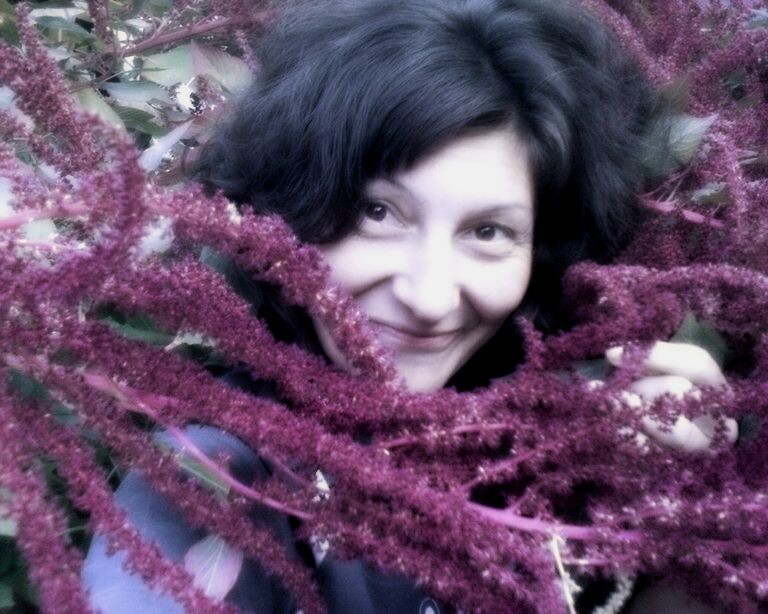 Собственное фото автора. Я в зарослях амаранта во дворе. Лето 2010 года. В те годы я была весёлой, беззаботной и стишки сочинялись весёлые) Фото поставила для оформления карточки дзен