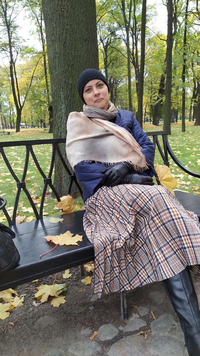 В Михайловском саду, позапрошлой осенью. Юбку шила сама