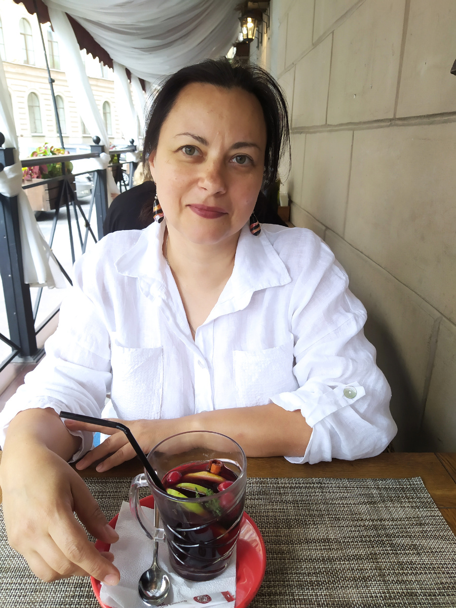 Позапрошлым летом где-то в центре Питера. Вид уставший, блузка покупная.