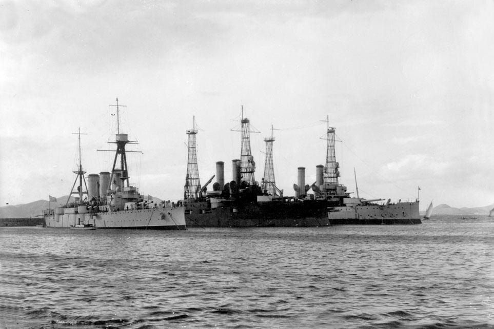 Слева-направо: "Авероф", "Килкис" и "Лемнос" в гавани.