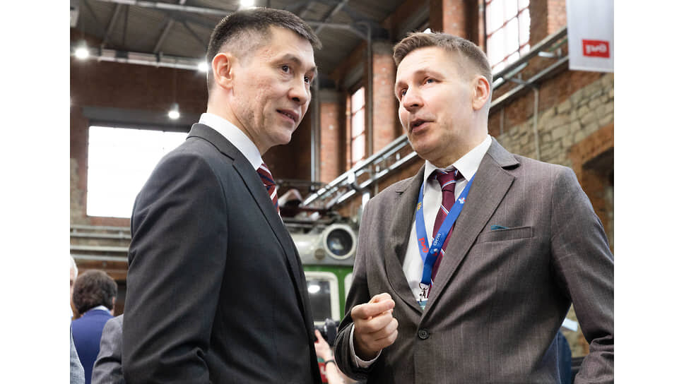 Министр экономики и территориального развития Свердловской области Руслан Садыков (слева) и министр инвестиций и развития Свердловской области Вадим Третьяков (справа).📷Фото: Марина Молдавская / Коммерсантъ