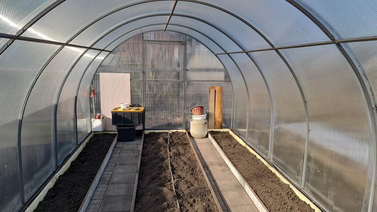 Теплица готова к высадке рассады томатов. В ящиках земля для кашпо