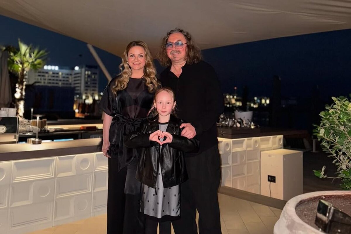    Игорь Николаев с женой Юлией Проскуряковой и дочкой Вероникой Социальные сети