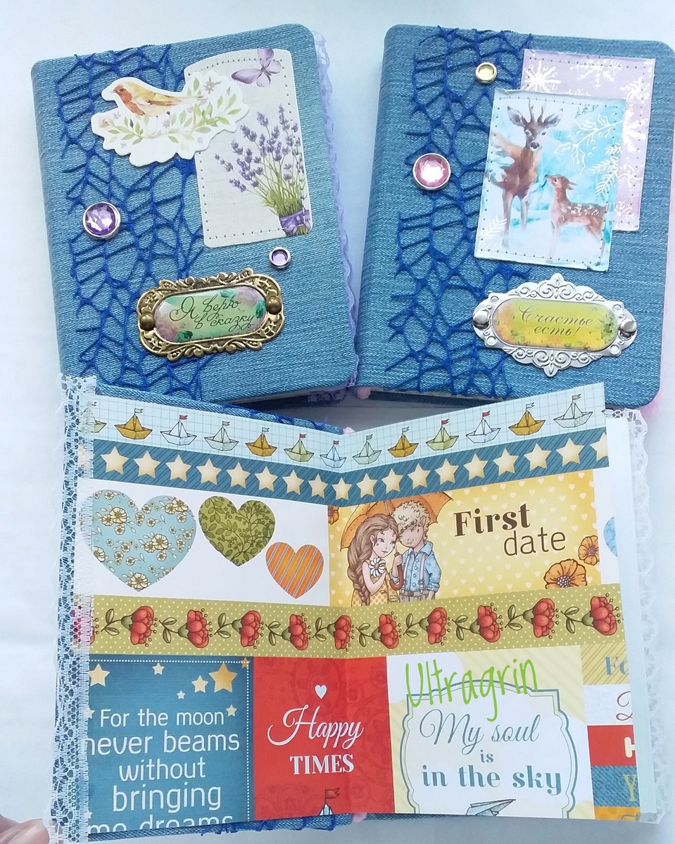 Форзацы скетчбука одинаковые.