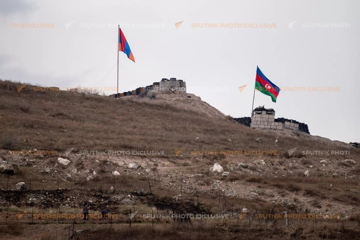 Азербайджанский пост рядом с постом ВС Армении у села Хнацах в Сюнике © Sputnik