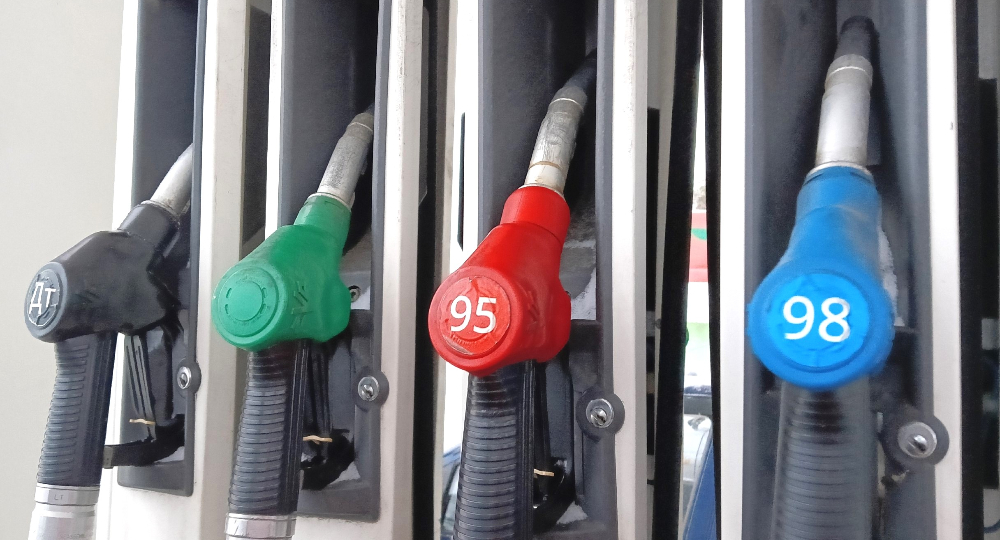 Почему бензин опять подорожал: что ждёт водителей в этом году