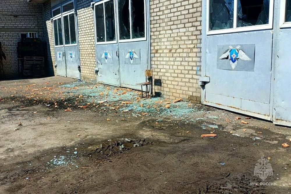    Последствия атаки дронов ВСУ на пожарную часть в Горловке / Источник: © МЧС России