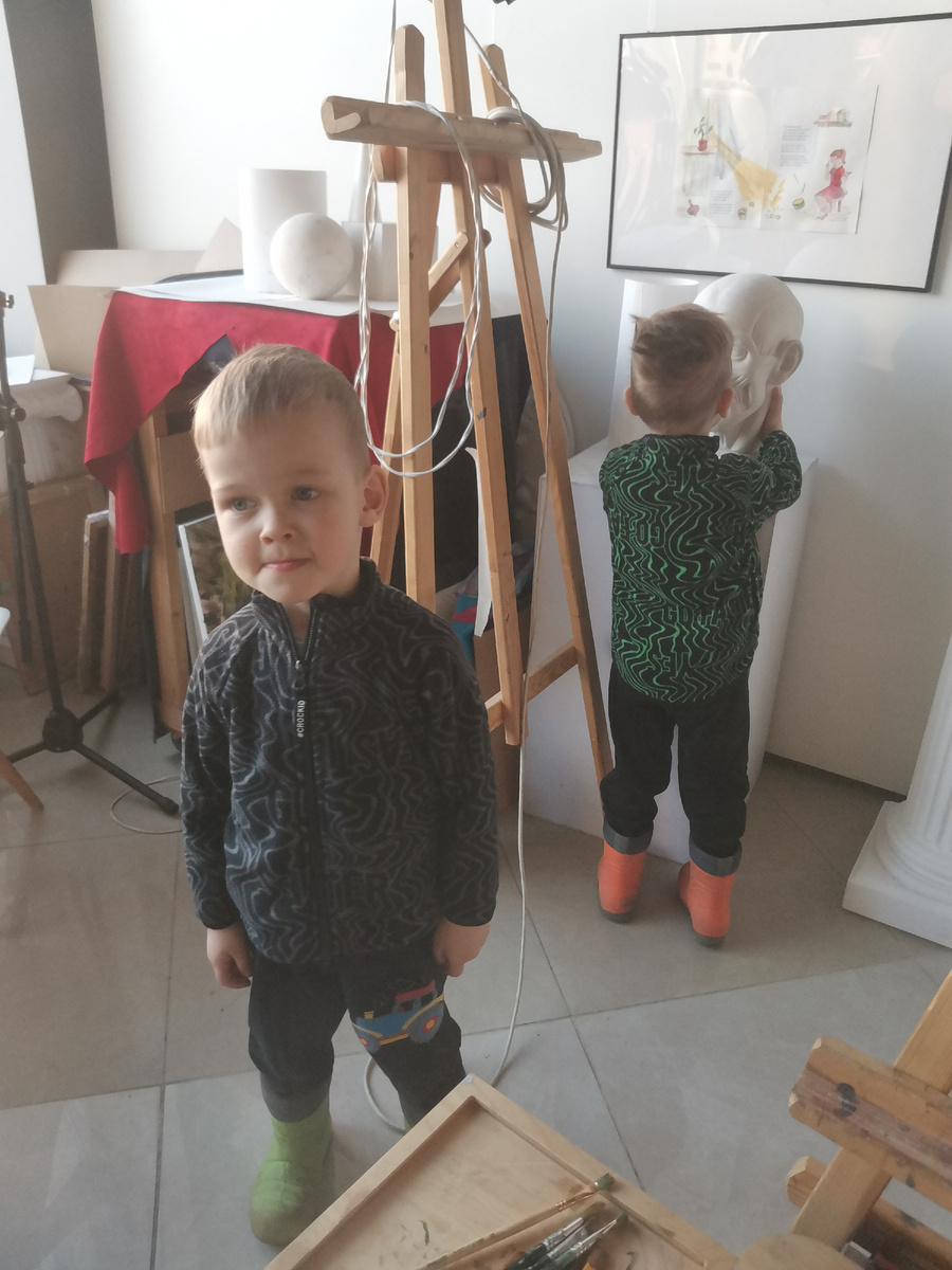 Парни в галерее