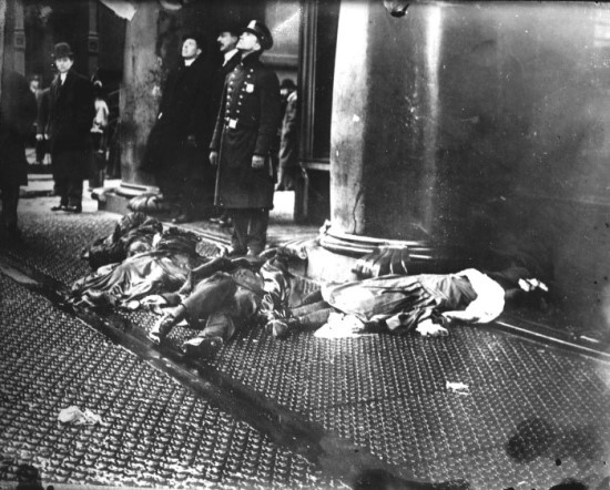 Выпругнывшие из окон и погибшие во время пожара на фабрике Triangle Shirtwaist 