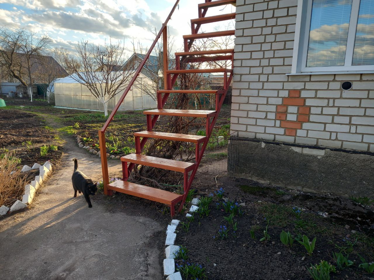 Фото вчерашнего вечера. 04.04. 2025 Лестницу покрасила во второй раз.