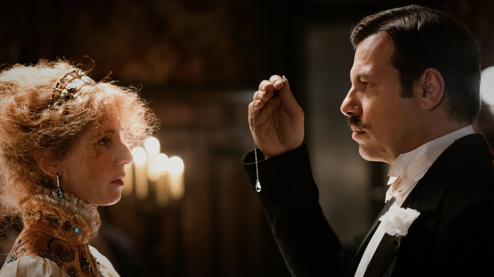 Сара Бернар (в исполнении Сандрин Киберлен) и Люсьен Гитри (в исполнении Лорана Лафитта)