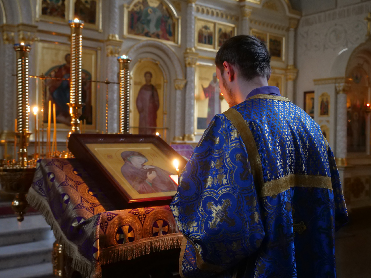 Алтарник Кирилл Арен перед иконой Богродицы