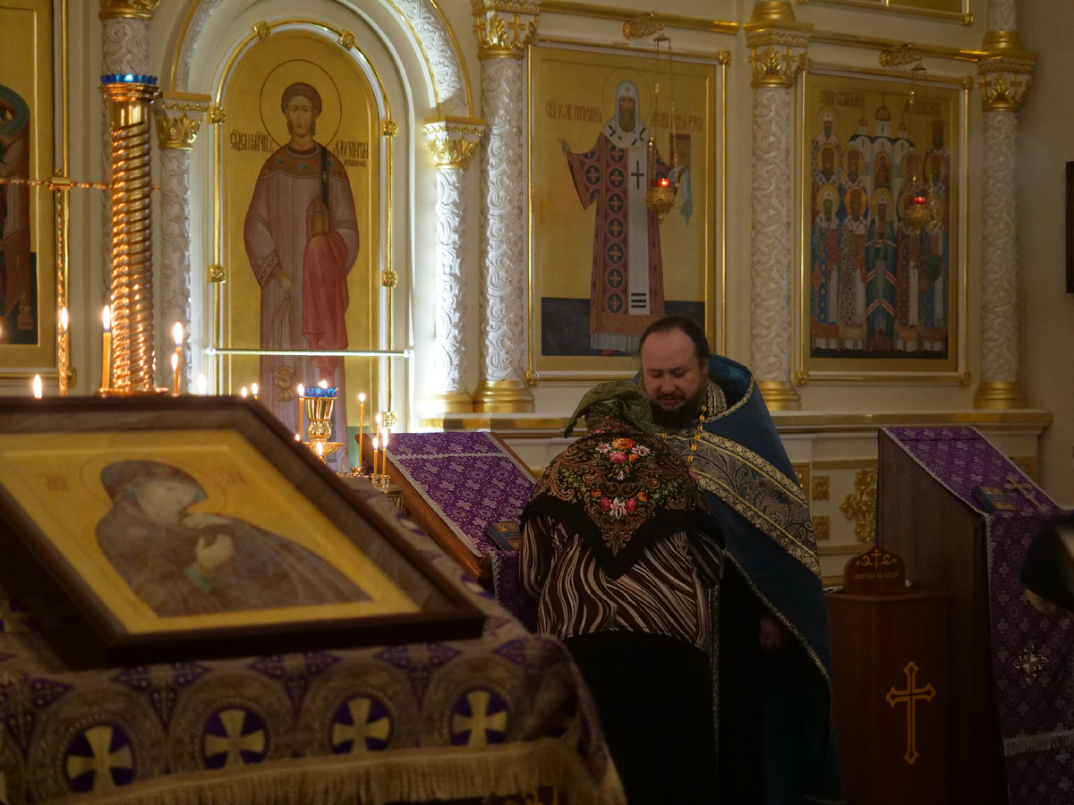Прихожанка берет благословение у отца настоятеля