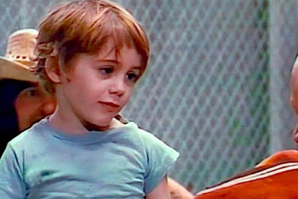 Начал актёрскую карьеру ещё ребёнком, сыграв в фильме своего отца «Загон» (1970). Кадр из фильма.