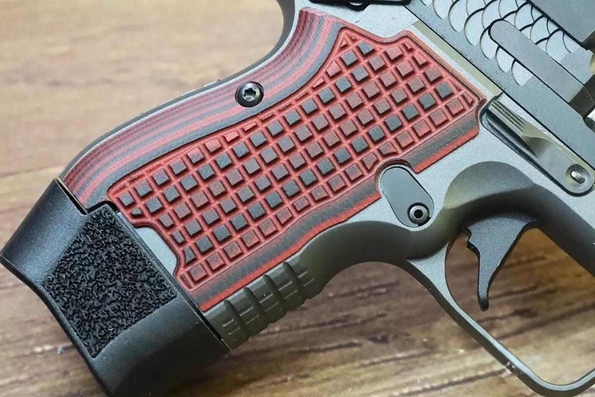 Рукоятки VZ G10 Frag выполнены в красно-черной гамме с мелким клетчатым профилем.