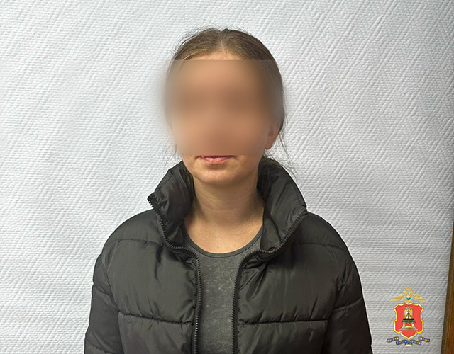 В Тверь доставили мошенницу, год назад укравшую у пенсионерки 100 тысяч рублей