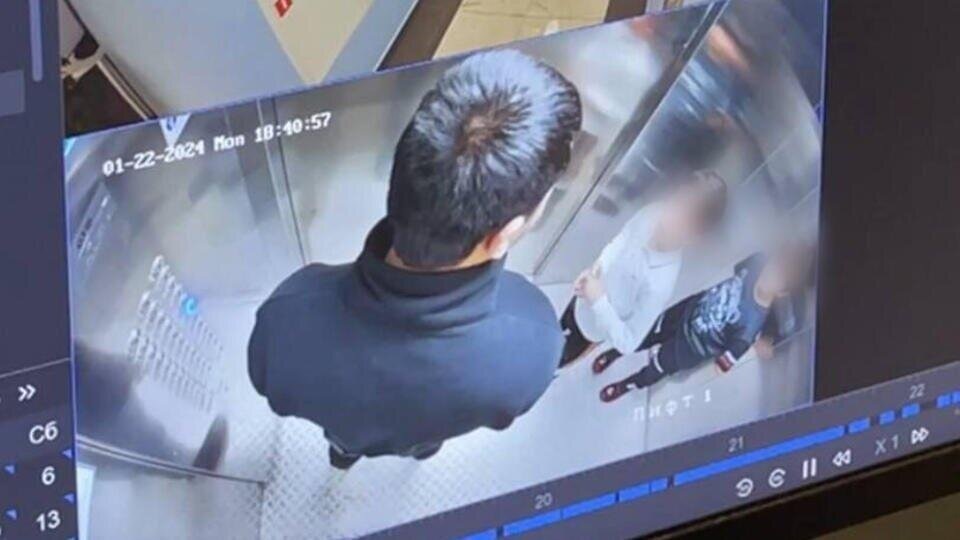 Два малыша за минуту изрезали соседа до полусмерти.