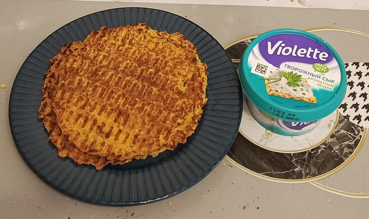 Вафельки тыквенные с творожным сыром. Цикорий с молоком.