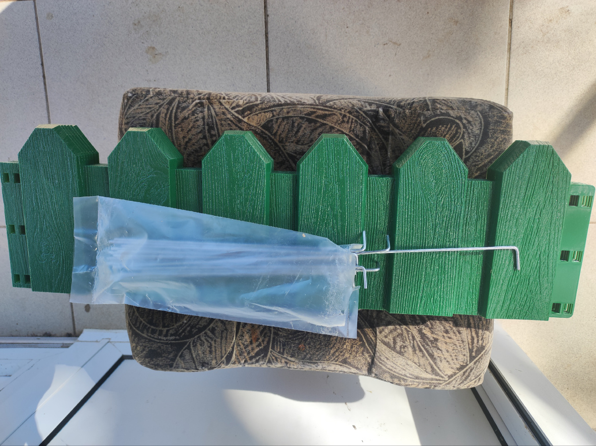 Пластиковый заборчик с металлическими колышками  Фото Натальи Белотелова. 