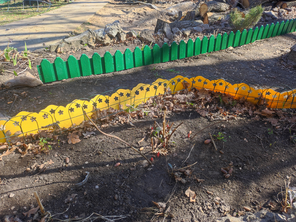 Новый бардюр заборчик, ещё не установлен, быстрая примерки, так как хотелось посмотреть, как будет смотрется, потом всё поправила ровно. Новый зелёного цвета. Фото Натальи Белотелова. 