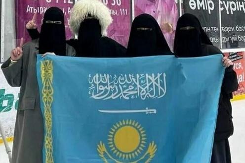 Девушки на катке в Атырау. Фото из соцсетей