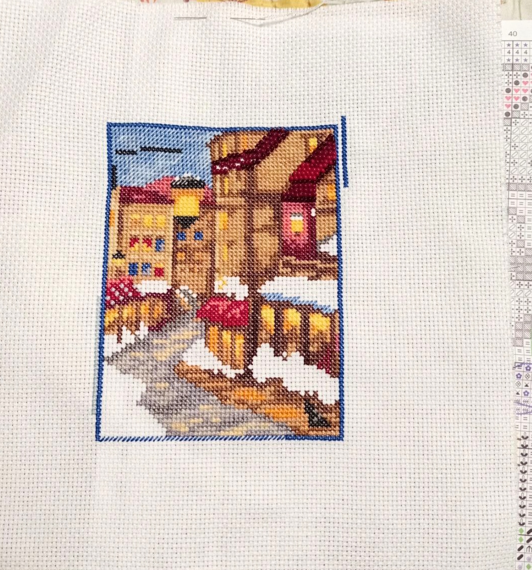 немного красного бисера на крыше