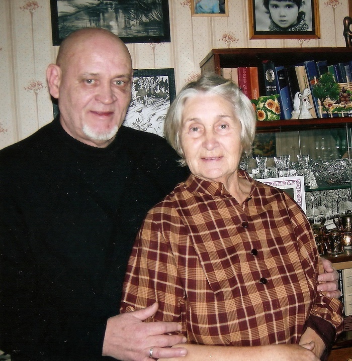 Сергей Попов (гр. АЛИБИ) с мамой, 2010 год. Фото из личного архива Сергея 