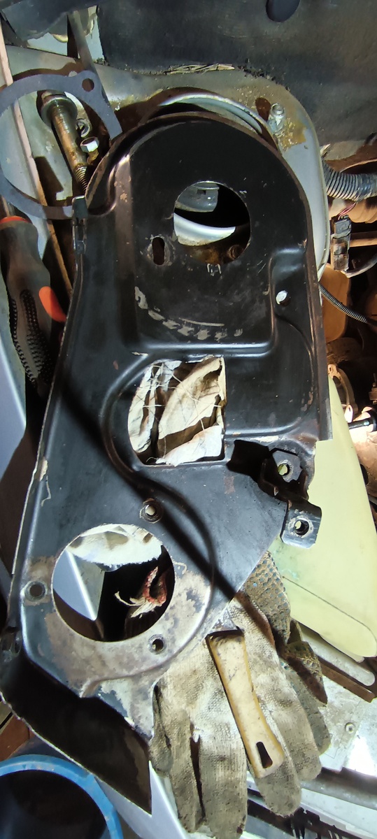 почистил пыльник двигателя