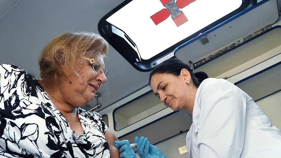 Кампания прививок против гриппа обычно начинается в России в сентябре.📷Фото: Виктор Коротаев / Коммерсантъ