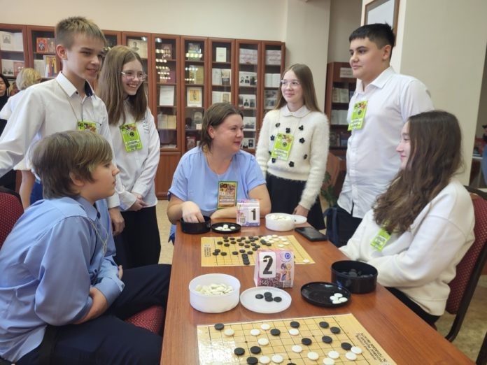 Учащиеся школы №41 с классным руководителем Елизаветой Юрьевной Коновой