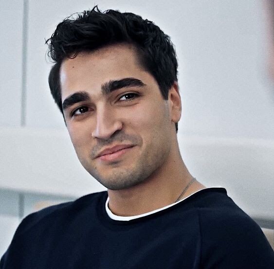 турецкий актер Мерт Рамазан Демир  главная роль в "Зимородок"