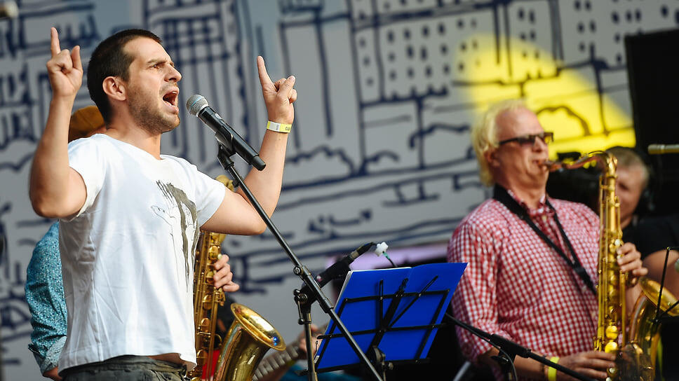 Музыкант Петр Налич во время выступления.📷Фото: Антон Белицкий / Коммерсантъ