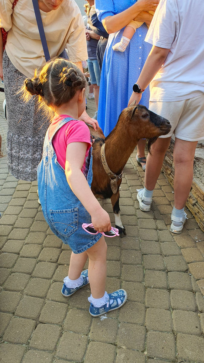 Доченька. (та что в розовой футболке)))))