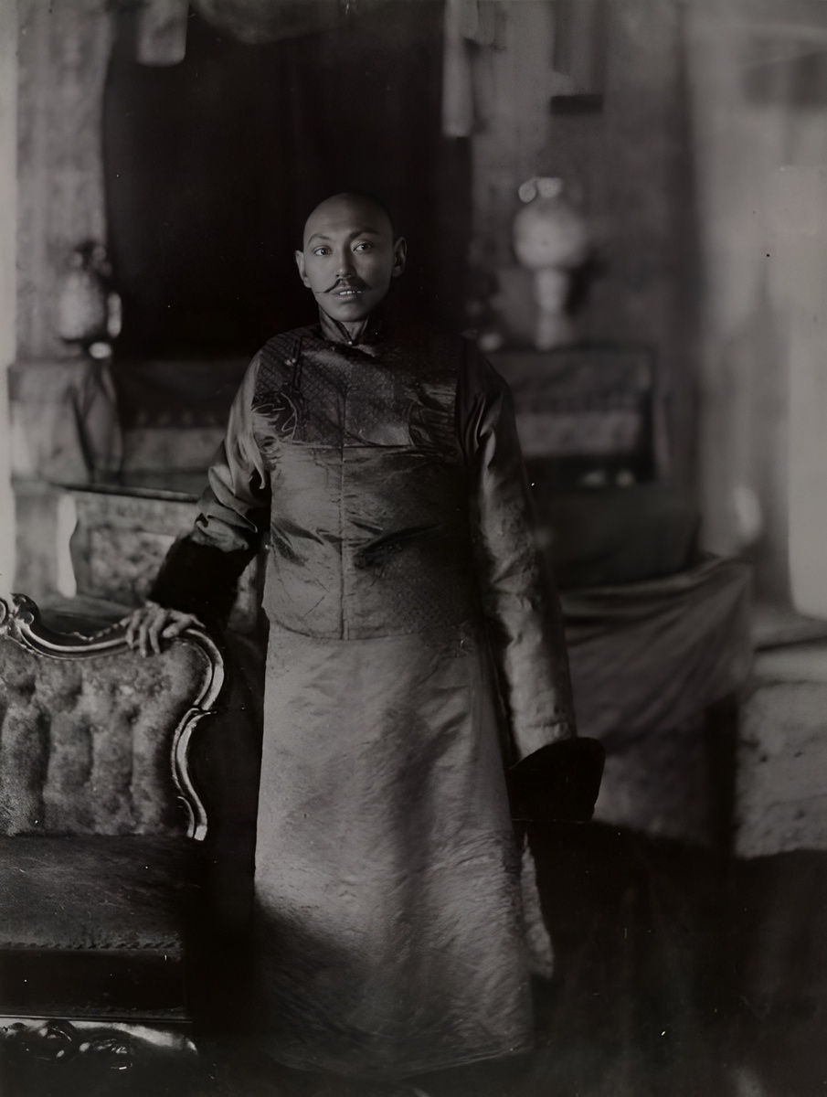 Тхубтен Гьяцо, XIII Далай-лама Тибета. Снимок сделан в Дарджилинге (Индия) в 1910 году. Источник: Spencer Chapman/Hugh E. Richardson Collection. British buff accession no. 86.1.23.3