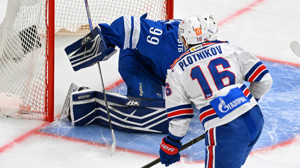 Хоккеисты СКА (в белой форме — Сергей Плотников) смогли продлить серию против «Динамо», дожав соперников в овертайме.📷Фото: Дмитрий Азаров / Коммерсантъ