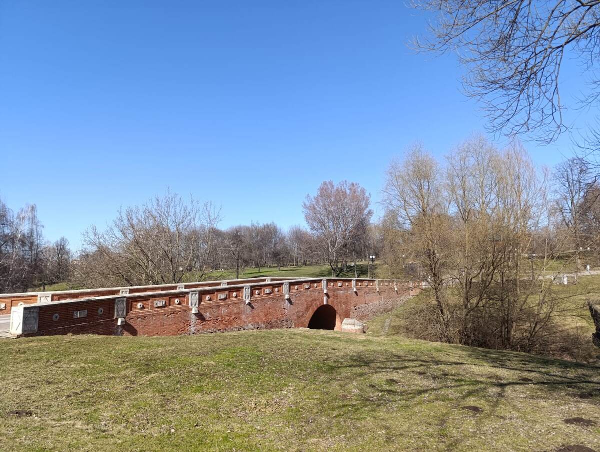 Один из мостов, ведущих к красивущему дворцовому комплексу парка.