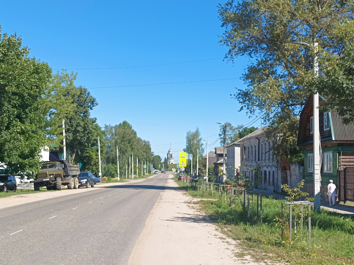 На обычной улице Карла Маркса в провинциальной Старице. Впереди виднеется шпиль Спасской церкви – высотная доминанта города.
