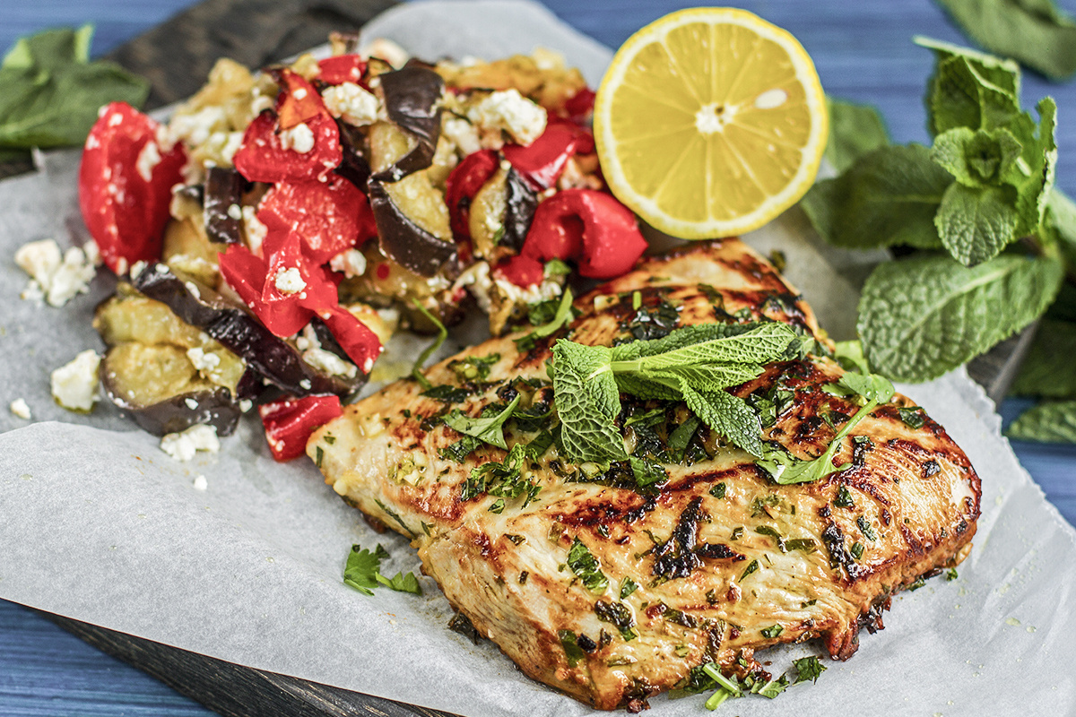 Стейки из индейки в белом вине с печёными овощами и брынзой