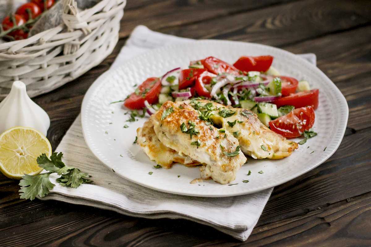 Шницель из индейки в панировке с салатом из свежих овощей