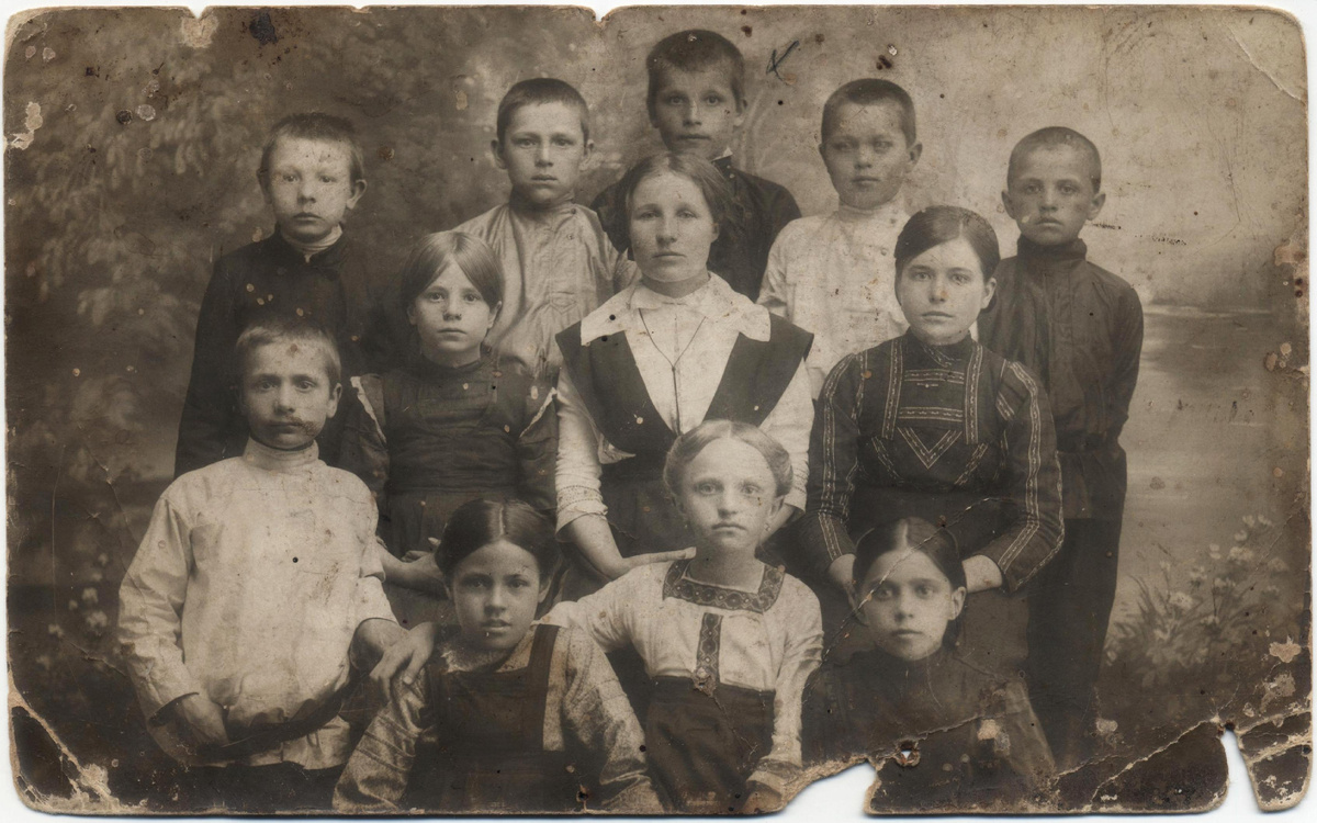 Ученики Николаевской сельской школы Саранского уезда Пензенской губернии. 1914 г. Источник изображения - Госкаталог. https://goskatalog.ru/portal/#/collections?id=14029399 