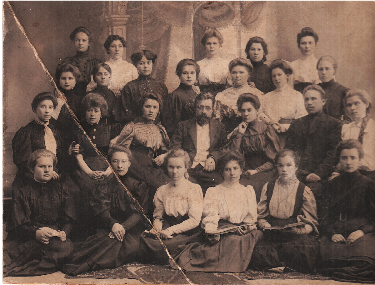 Сельские учителя Пензенской губернии на переподготовке в городе Пензе. Начало ХХ века. Источник фото - Госкаталог https://goskatalog.ru/portal/#/collections?id=58921547 
