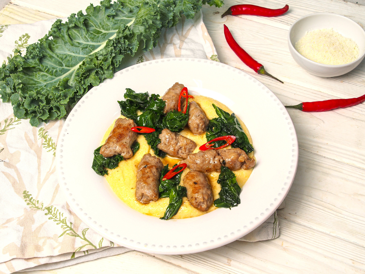 Итальянская полента с пармезаном, колбасками и кейлом