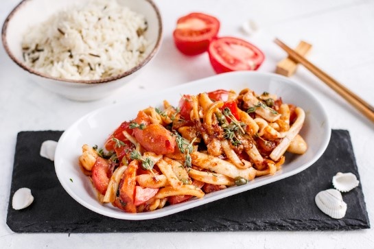 Кальмары в соусе сладкий Чили с рассыпчатым рисом Жасмин, маслинами и каперсами