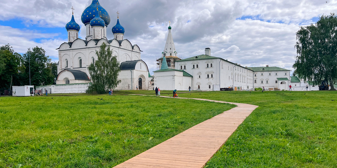 Нейросеть составила мне дневной маршрут по Суздалю. И неплохо справилась! Но есть нюансы. Вот, что она предложила.