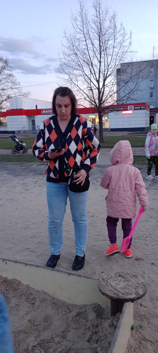 Это говнючка что на фото вообще не воспитывает своего ребенка,двухлетнего аутиста,он у нее дебиловатый  ....ибо не знает слова,чужое и нельзя,совсем не знает и с соской во рту и в памперсе...гы гы гы))))А одета она как зацените прикид бомжихи))))