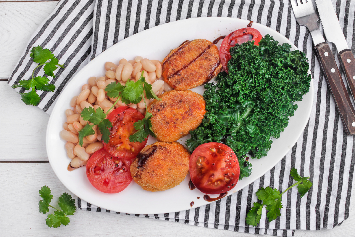 Морковные биточки с белой фасолью, кейлом и соусом Наршараб