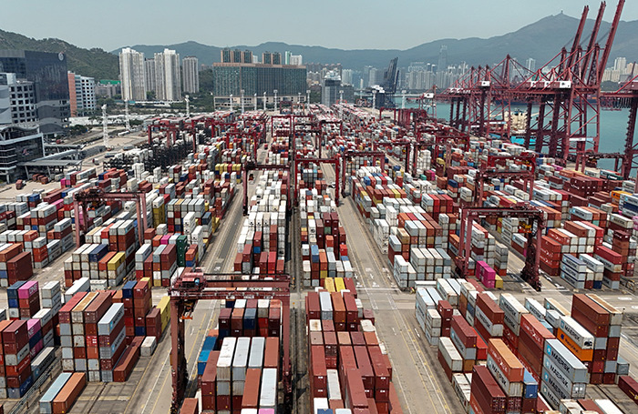    Грузовой терминал в порту Гонконга.REUTERS/Tyrone Siu